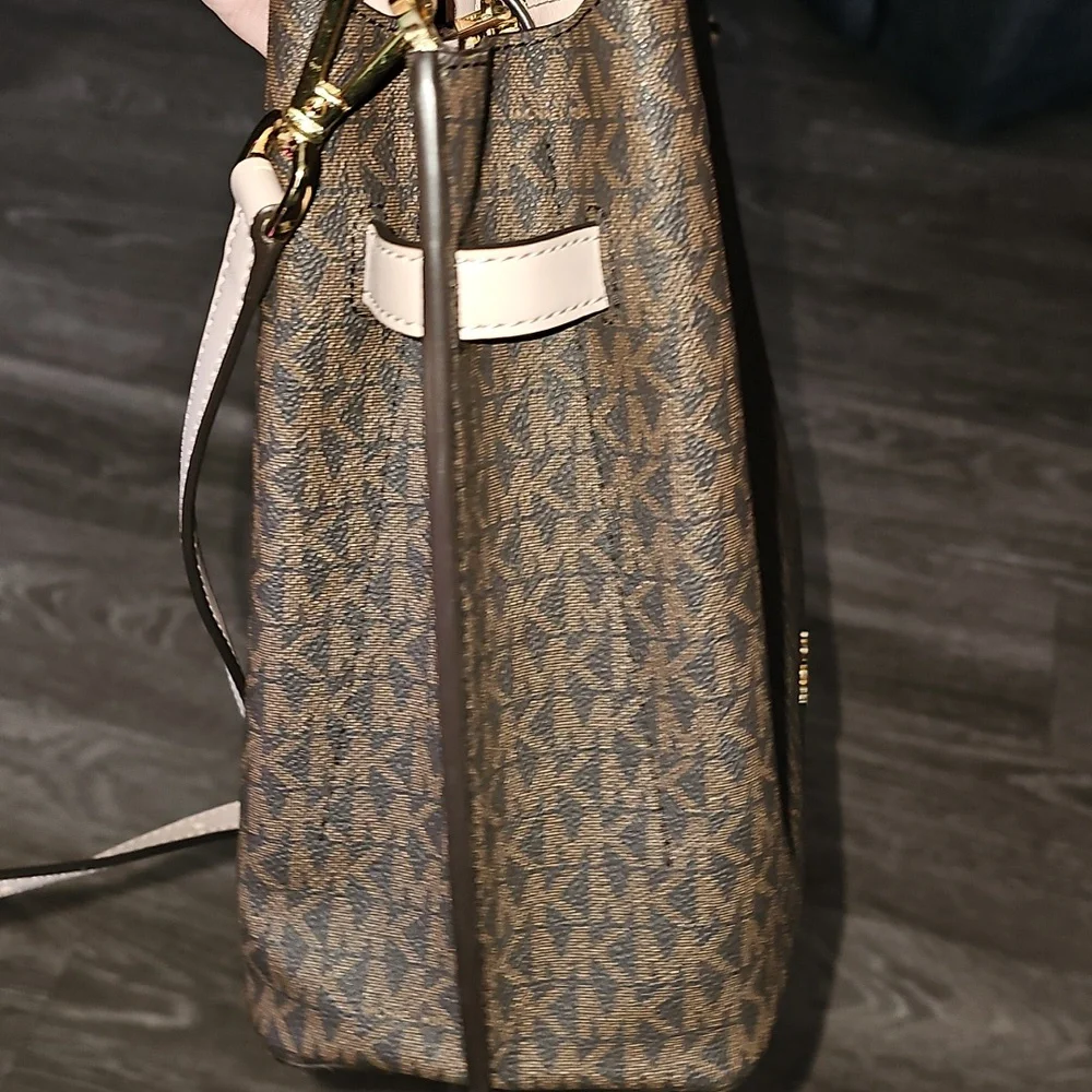 MICHAEL KORS Brown & Light Pink Handbag. Like New Condition. Gold Accents